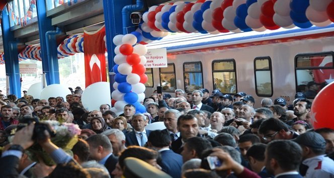 AVRUPA BİRLİĞİ FONLARI DESTEĞİ İLE IRMAK-KARABÜK-ZONGULDAK TREN AĞININ ZONGULDAK TREN GARI’NDAKİ AÇILIŞ TÖRENİNE KATILAN ULAŞTIRMA, DENİZCİLİK VE HABERLEŞME BAKANI BİNALİ YILDIRIM, ZONGULDAK’TAKİ YATIRIMLARI DEĞERLENDİRDİ. (İLHAN GÖKÇEN - ÖMER TEKCAN - SERTAÇ ÖZDEMİR/ZONGULDAK-İHA)