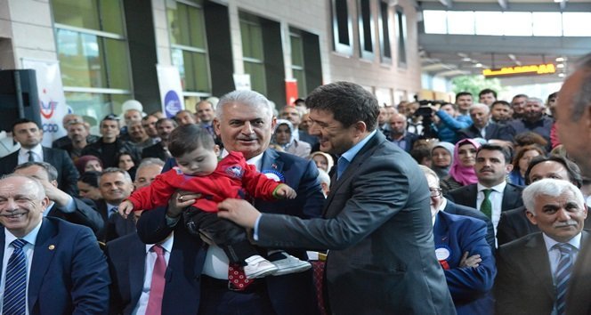 BAKAN BİNALİ YILDIRIM, TÖREN SIRASINDA MİNİK HAYRANIYLA HATIRA FOTOĞRAFI ÇEKTİRDİ (İLHAN GÖKÇEN - ÖMER TEKCAN - SERTAÇ ÖZDEMİR/ZONGULDAK-İHA)