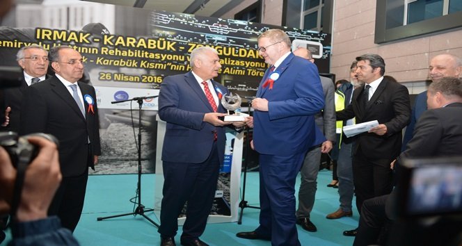 BAKAN BİNALİ YILDIRIM, PROGRAMDA AB TEMSİLCİSİNE HEDİYE TAKDİM ETTİ (İLHAN GÖKÇEN - ÖMER TEKCAN - SERTAÇ ÖZDEMİR/ZONGULDAK-İHA)