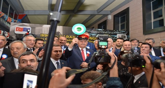 BAKAN BİNALİ YILDIRIM, PROGRAMIN SONUNDA HATIRA FOTOĞRAFI ÇEKTİRDİ (İLHAN GÖKÇEN - ÖMER TEKCAN - SERTAÇ ÖZDEMİR/ZONGULDAK-İHA)