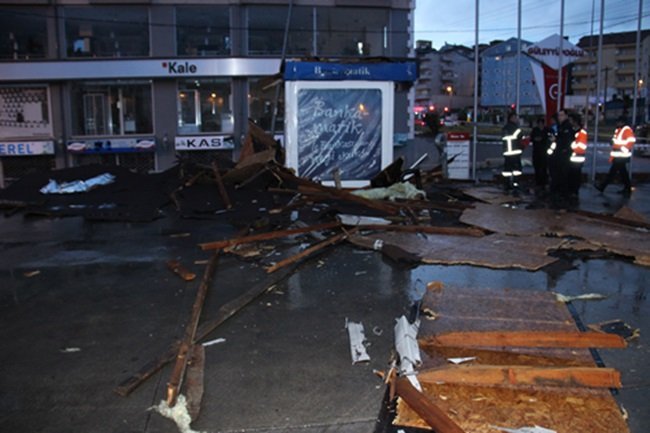 ZONGULDAK’IN EREĞLİ İLÇESİNDE ŞİDDETLİ FIRTINDA BAZI EVLERİN ÇATISI UÇARKEN, AĞAÇLAR DA YERİNDEN SÖKÜLEREK DEVRİLDİ. (VEDAT KILIÇ/ZONGULDAK-İHA)