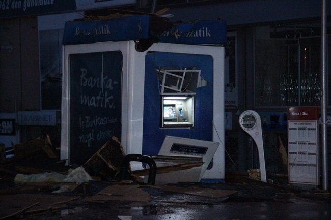 ZONGULDAK’IN EREĞLİ İLÇESİNDE ŞİDDETLİ FIRTINDA BAZI EVLERİN ÇATISI UÇARKEN, AĞAÇLAR DA YERİNDEN SÖKÜLEREK DEVRİLDİ. (VEDAT KILIÇ/ZONGULDAK-İHA)