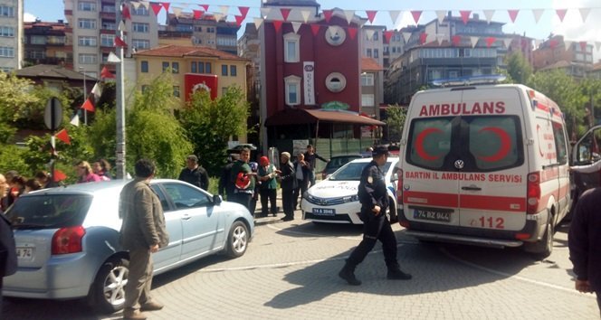 KARŞIDAN KARŞIYA GEÇEN ÇOCUĞA OTOMOBİL ÇARPTI