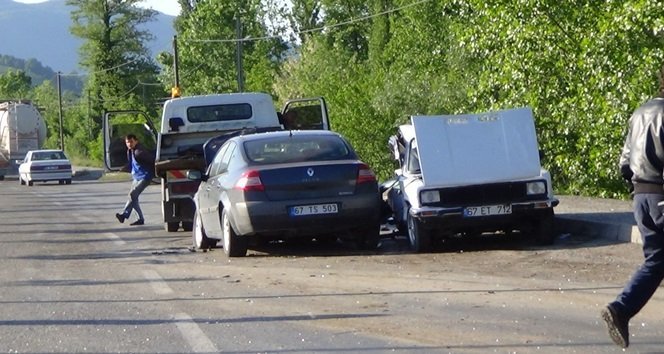 ZONGULDAK'IN ÇAYCUMA İLÇESİNDE MEYDANA GELEN KAZADA ARACIYLA 20 METRE SÜRÜKLENEN ARACIN SÜRÜCÜSÜ YARALANDI. (EMRAH YILDIZ/ZONGULDAK-İHA)