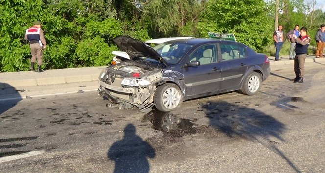 ZONGULDAK'IN ÇAYCUMA İLÇESİNDE MEYDANA GELEN KAZADA ARACIYLA 20 METRE SÜRÜKLENEN ARACIN SÜRÜCÜSÜ YARALANDI. (EMRAH YILDIZ/ZONGULDAK-İHA)