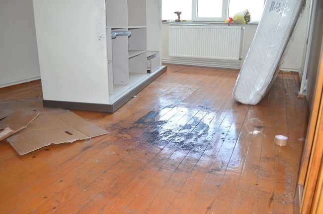 ZONGULDAK’TA GEÇTİĞİMİZ ŞUBAT AYINDA BOĞAZI KESİLEREK ÖLDÜRÜLEN 22 YAŞINDAKİ NECLA SAĞLAM’IN ANNESİ, KIZININ EŞYALARINI TESLİM ALDI. (SERTAÇ ÖZDEMİR/ZONGULDAK-İHA)