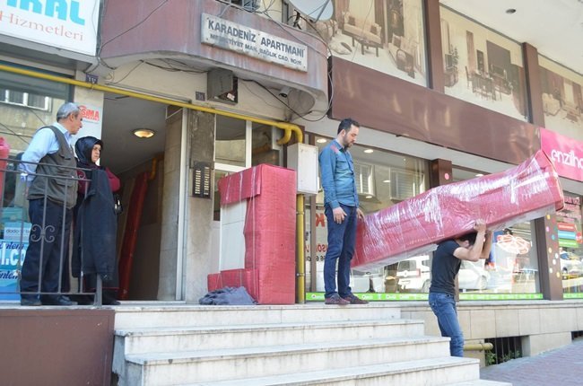 ZONGULDAK’TA GEÇTİĞİMİZ ŞUBAT AYINDA BOĞAZI KESİLEREK ÖLDÜRÜLEN 22 YAŞINDAKİ NECLA SAĞLAM’IN ANNESİ, KIZININ EŞYALARINI TESLİM ALDI. (SERTAÇ ÖZDEMİR/ZONGULDAK-İHA)