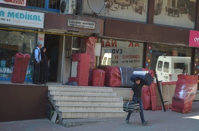 ZONGULDAK’TA GEÇTİĞİMİZ ŞUBAT AYINDA BOĞAZI KESİLEREK ÖLDÜRÜLEN 22 YAŞINDAKİ NECLA SAĞLAM’IN ANNESİ, KIZININ EŞYALARINI TESLİM ALDI. (SERTAÇ ÖZDEMİR/ZONGULDAK-İHA)