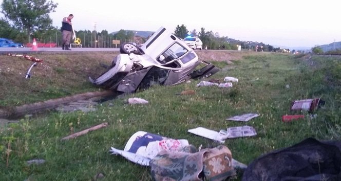 SALTUKOVA’DA ARAÇ YOL KENARINDAKİ SU KANALINA YUVARLANDI: 1 YARALI