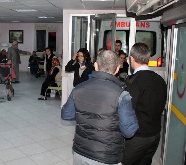 BARTIN'IN TERKEHALİLLER KÖYÜNDE YOLDAN ÇIKAN OTOMOBİLİN TAKLA ATMASI SONUCU 2 KİŞİ YARALANDI. HASTANEDE TEDAVİ ALTINA ALINAN YARALILARIN SAĞLIK DURUMLARININ İYİ OLDUĞU ÖĞRENİLDİ. (MUSTAFA KURT/BARTIN-İHA)