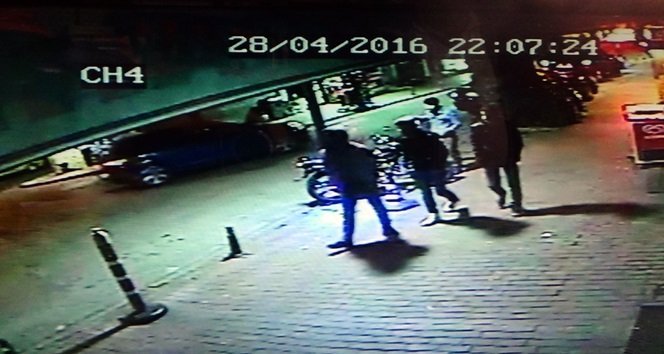 BARTIN'DA, KÖPEKLERİ İLE GEZMEYE ÇIKAN 6 AYLIK HAMİLE KADIN VE EŞİ, TARTIŞTIKLARI İKİ GENÇ TARAFINDAN DARP EDİLDİ. OLAYIN BAŞLANGIÇ ANI GÜVENLİK KAMERASINA YANSIDI. (AKİF YAMAN - SERKAN ARAT/BARTIN-İHA)