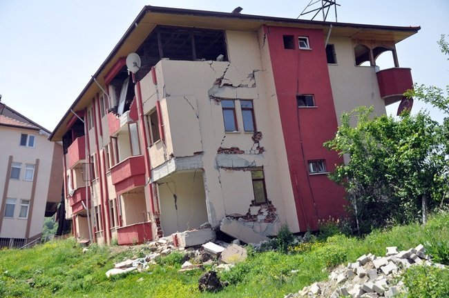ZONGULDAK’TA 9 AY ÖNCE MEYDANA GELEN HEYELAN NEDENİYLE BİR MAHALLE ADETA SAVAŞ ALANINA DÖNDÜ. MAHALLEDEKİ EVLERİN YARISINDAN FAZLASININ ZARAR GÖRDÜĞÜ HEYELANDA, AİLELER KENTSEL DÖNÜŞÜMÜN TAMAMLANMASINI BEKLİYOR. (ONUR ALTINDAĞ/ZONGULDAK-İHA)