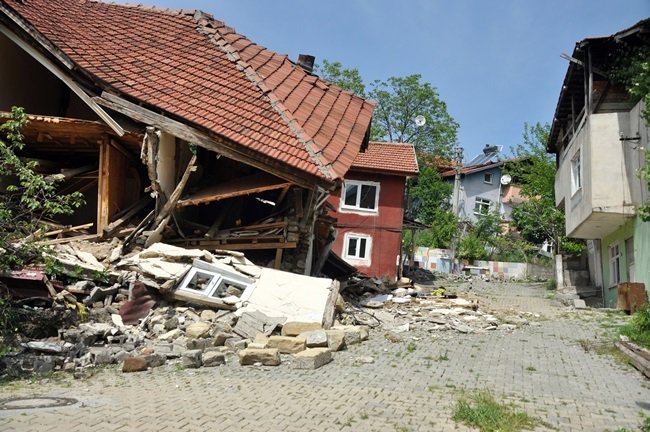 ZONGULDAK’TA 9 AY ÖNCE MEYDANA GELEN HEYELAN NEDENİYLE BİR MAHALLE ADETA SAVAŞ ALANINA DÖNDÜ. MAHALLEDEKİ EVLERİN YARISINDAN FAZLASININ ZARAR GÖRDÜĞÜ HEYELANDA, AİLELER KENTSEL DÖNÜŞÜMÜN TAMAMLANMASINI BEKLİYOR. (ONUR ALTINDAĞ/ZONGULDAK-İHA)