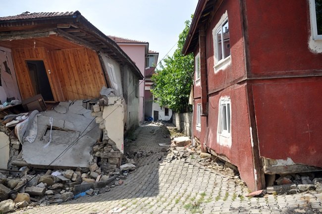 ZONGULDAK’TA 9 AY ÖNCE MEYDANA GELEN HEYELAN NEDENİYLE BİR MAHALLE ADETA SAVAŞ ALANINA DÖNDÜ. MAHALLEDEKİ EVLERİN YARISINDAN FAZLASININ ZARAR GÖRDÜĞÜ HEYELANDA, AİLELER KENTSEL DÖNÜŞÜMÜN TAMAMLANMASINI BEKLİYOR. (ONUR ALTINDAĞ/ZONGULDAK-İHA)