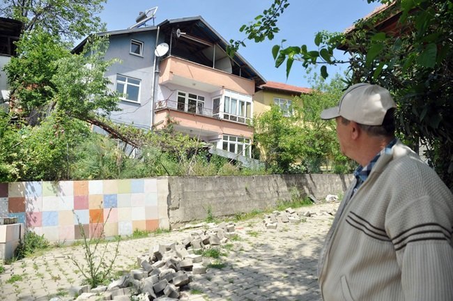 ZONGULDAK’TA 9 AY ÖNCE MEYDANA GELEN HEYELAN NEDENİYLE BİR MAHALLE ADETA SAVAŞ ALANINA DÖNDÜ. MAHALLEDEKİ EVLERİN YARISINDAN FAZLASININ ZARAR GÖRDÜĞÜ HEYELANDA, AİLELER KENTSEL DÖNÜŞÜMÜN TAMAMLANMASINI BEKLİYOR. (ONUR ALTINDAĞ/ZONGULDAK-İHA)