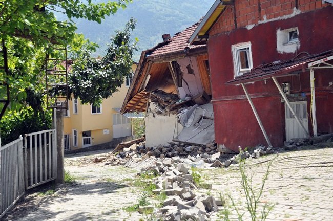 ZONGULDAK’TA 9 AY ÖNCE MEYDANA GELEN HEYELAN NEDENİYLE BİR MAHALLE ADETA SAVAŞ ALANINA DÖNDÜ. MAHALLEDEKİ EVLERİN YARISINDAN FAZLASININ ZARAR GÖRDÜĞÜ HEYELANDA, AİLELER KENTSEL DÖNÜŞÜMÜN TAMAMLANMASINI BEKLİYOR. (ONUR ALTINDAĞ/ZONGULDAK-İHA)