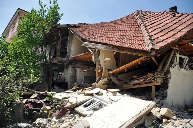 ZONGULDAK’TA 9 AY ÖNCE MEYDANA GELEN HEYELAN NEDENİYLE BİR MAHALLE ADETA SAVAŞ ALANINA DÖNDÜ. MAHALLEDEKİ EVLERİN YARISINDAN FAZLASININ ZARAR GÖRDÜĞÜ HEYELANDA, AİLELER KENTSEL DÖNÜŞÜMÜN TAMAMLANMASINI BEKLİYOR. (ONUR ALTINDAĞ/ZONGULDAK-İHA)
