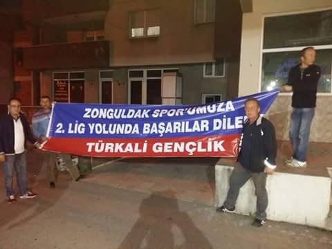 TÜRKALİ GENÇLERİNDEN ZONGULDAKSPOR’A PANKARTLI DESTEK