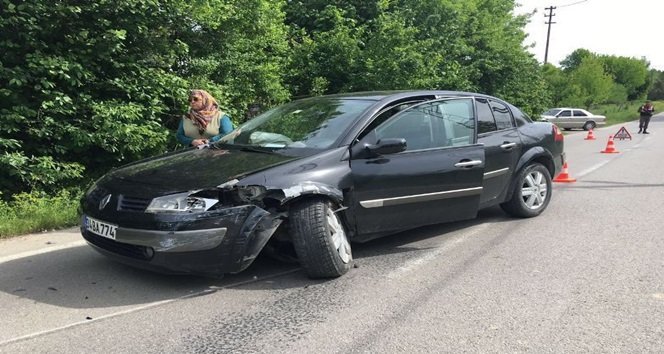 İKİ OTOMOBİL ÇARPIŞTI: 2 YARALI