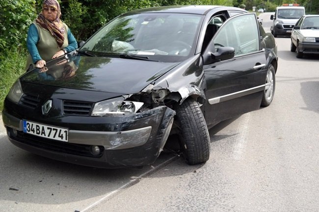 BARTIN-KOZCAĞIZ YOLUNDA İKİ OTOMOBİLİN ÇARPIŞMASI SONUCU MEYDANA GELEN TRAFİK KAZASINDA 2 KİŞİ YARALANDI. YARALILARIN SAĞLIK DURUMLARININ İYİ OLDUĞU ÖĞRENİLİRKEN, ARAÇLARDA MADDİ HASAR MEYDANA GELDİ. (MUSTAFA KURT/BARTIN-İHA)