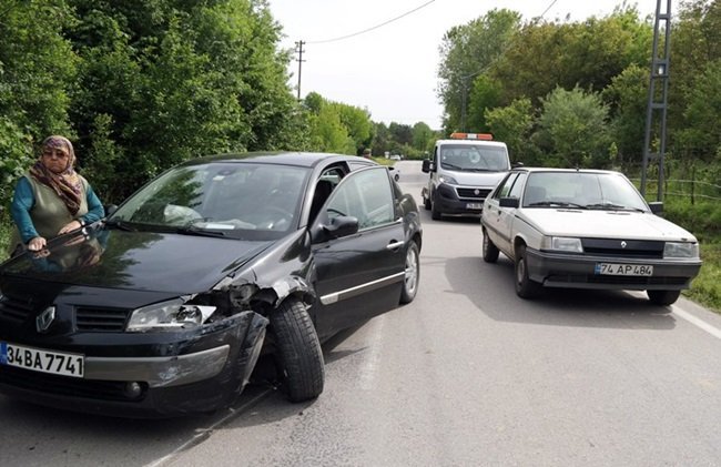 BARTIN-KOZCAĞIZ YOLUNDA İKİ OTOMOBİLİN ÇARPIŞMASI SONUCU MEYDANA GELEN TRAFİK KAZASINDA 2 KİŞİ YARALANDI. YARALILARIN SAĞLIK DURUMLARININ İYİ OLDUĞU ÖĞRENİLİRKEN, ARAÇLARDA MADDİ HASAR MEYDANA GELDİ. (MUSTAFA KURT/BARTIN-İHA)