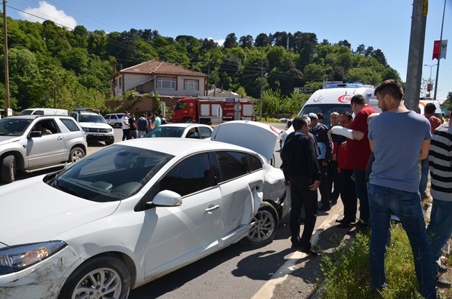 ALAPLI-KDZ. EREĞLİ KARAYOLUNDA, ARACIN TAKLA ATMASI SONUCU 3 KİŞİ YARALANDI. (ERTUĞRUL YÜKSEL/ZONGULDAK-İHA)