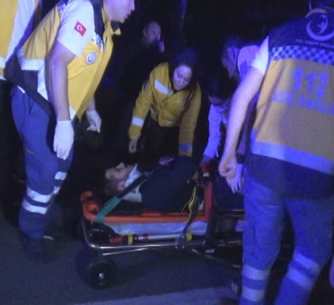 KDZ. EREĞLİ İLÇESİNDE VİRAJI ALAMAYIP BARİYERLERE ÇARPAN OTOMOBİLİN SÜRÜCÜSÜ AMBULANSLA HASTANEYE KALDIRILDI. (VEDAT KILIÇ/ZONGULDAK-İHA)