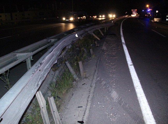 KDZ. EREĞLİ İLÇESİ TERSANELER BÖLGESİNDE MEYDANA GELEN KAZADA OTOMOBİLİN ÇARPTIĞI BARİYERLER PARÇALANDI. (VEDAT KILIÇ/ZONGULDAK-İHA)
