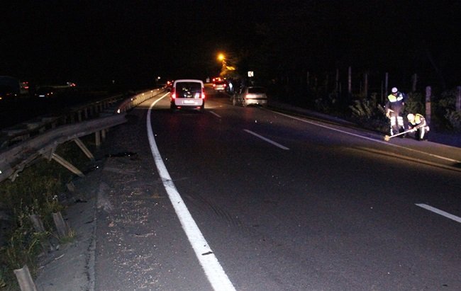 KDZ. EREĞLİ İLÇESİNDE VİRAJI ALAMAYAN OTOMOBİL BARİYERLERE ÇARPTI. (VEDAT KILIÇ/ZONGULDAK-İHA)