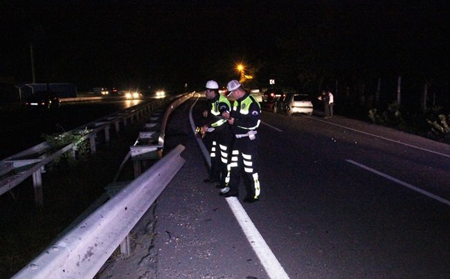 KDZ. EREĞLİ İLÇESİNDE VİRAJI ALAMAYAN OTOMOBİL BARİYERLERE ÇARPIP KAZA YAPTI. (VEDAT KILIÇ/ZONGULDAK-İHA)