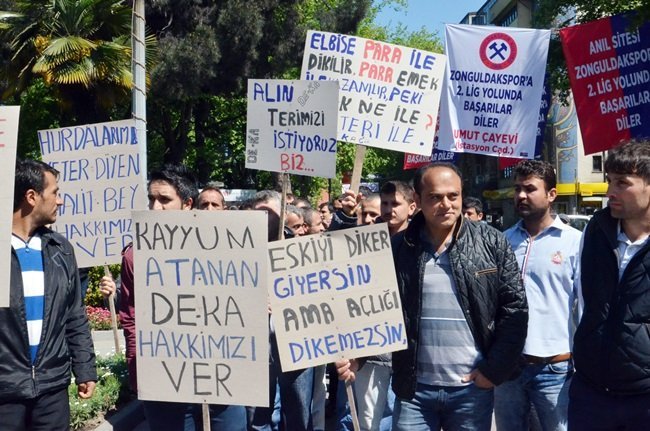 ZONGULDAK’TA ÇALIŞTIKLARI MADEN ŞİRKETİNE FETÖ/PDY SORUŞTURMASI KAPSAMINDA KAYYUM ATANAN MADEN İŞÇİLERİ, 1 MAYIS EMEK VE DAYANIŞMA GÜNÜ’NDE EYLEM YAPTI. (İLHAN GÖKÇEN/ZONGULDAK-İHA)