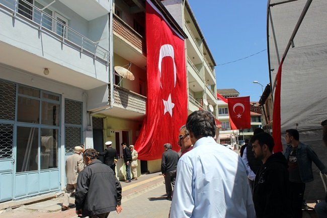 MARDİN’İN NUSAYBİN İLÇESİNDE MAYIN PATLAMASI SONUCU ŞEHİT DÜŞEN UZMAN ÇAVUŞ SİNAN ORUÇ’UN BARTIN’DAKİ EVİNE ATEŞ DÜŞTÜ. ŞEHİDİN EVİ TÜRK BAYRAKLARIYLA DONATILDI. (AKİF YAMAN - MUSTAFA KURT - SERKAN ARAT/BARTIN-İHA)