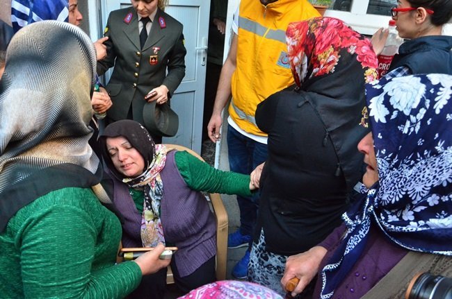 ANNE FATMA SARAÇLI (OTURAN) SİNİR KRİZLERİ GEÇİRDİ (ONUR ALTINDAĞ - SERTAÇ ÖZDEMİR/ZONGULDAK-İHA)