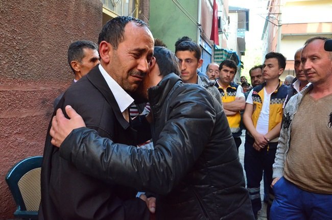 KOMŞULAR BABA KAMİL SARAÇLI'YI TESELLİ ETTİ. (ONUR ALTINDAĞ - SERTAÇ ÖZDEMİR/ZONGULDAK-İHA)