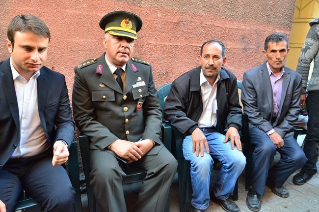 GÖKÇEBEY KAYMAKAMI SERKAN KEÇELİ (SOL BAŞTA), İL JANDARMA KOMUTANI ALBAY HALUK SELVİ (SOLDAN İKİNCİ) BABA KAMİL SARAÇLI'YI (SOLDAN ÜÇÜNCÜ) ACI HABERİ VERDİ. (ONUR ALTINDAĞ - SERTAÇ ÖZDEMİR/ZONGULDAK-İHA)