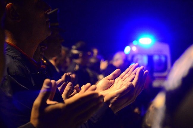 MARDİN’DE ŞEHİT DÜŞEN UZMAN ÇAVUŞ SİNAN ORUÇ’UN NAAŞI ZONGULDAK HAVALİMANI'NA GETİRİLDİ. ŞEHİDİN TABUTU CENAZE ARACINA KONULURKEN, AĞABEYİ İSE CENAZE ARACININ ARKASINA BİNEREK KARDEŞİNİ YALNIZ BIRAKMADI. (ONUR ALTINDAĞ - SERTAÇ ÖZDEMİR/ZONGULDAK-İHA)
