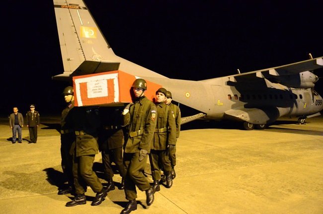 MARDİN’DE ŞEHİT DÜŞEN UZMAN ÇAVUŞ SİNAN ORUÇ’UN NAAŞI ZONGULDAK HAVALİMANI'NA GETİRİLDİ. ŞEHİDİN TABUTU CENAZE ARACINA KONULURKEN, AĞABEYİ İSE CENAZE ARACININ ARKASINA BİNEREK KARDEŞİNİ YALNIZ BIRAKMADI. (ONUR ALTINDAĞ - SERTAÇ ÖZDEMİR/ZONGULDAK-İHA)