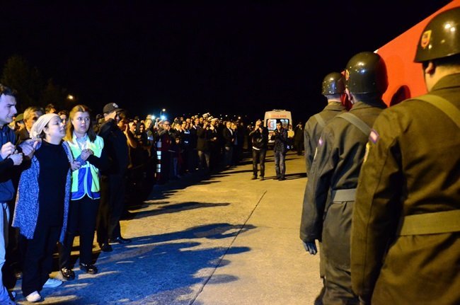 MARDİN’DE ŞEHİT DÜŞEN UZMAN ÇAVUŞ SİNAN ORUÇ’UN NAAŞI ZONGULDAK HAVALİMANI'NA GETİRİLDİ. ŞEHİDİN TABUTU CENAZE ARACINA KONULURKEN, AĞABEYİ İSE CENAZE ARACININ ARKASINA BİNEREK KARDEŞİNİ YALNIZ BIRAKMADI. (ONUR ALTINDAĞ - SERTAÇ ÖZDEMİR/ZONGULDAK-İHA)