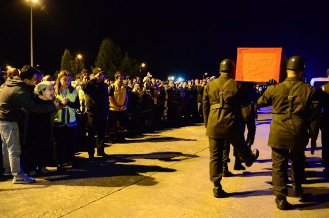 MARDİN’DE ŞEHİT DÜŞEN UZMAN ÇAVUŞ SİNAN ORUÇ’UN NAAŞI ZONGULDAK HAVALİMANI'NA GETİRİLDİ. ŞEHİDİN TABUTU CENAZE ARACINA KONULURKEN, AĞABEYİ İSE CENAZE ARACININ ARKASINA BİNEREK KARDEŞİNİ YALNIZ BIRAKMADI. (ONUR ALTINDAĞ - SERTAÇ ÖZDEMİR/ZONGULDAK-İHA)