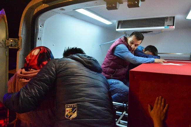 MARDİN’DE ŞEHİT DÜŞEN UZMAN ÇAVUŞ SİNAN ORUÇ’UN NAAŞI ZONGULDAK HAVALİMANI'NA GETİRİLDİ. ŞEHİDİN TABUTU CENAZE ARACINA KONULURKEN, AĞABEYİ İSE CENAZE ARACININ ARKASINA BİNEREK KARDEŞİNİ YALNIZ BIRAKMADI. (ONUR ALTINDAĞ - SERTAÇ ÖZDEMİR/ZONGULDAK-İHA)