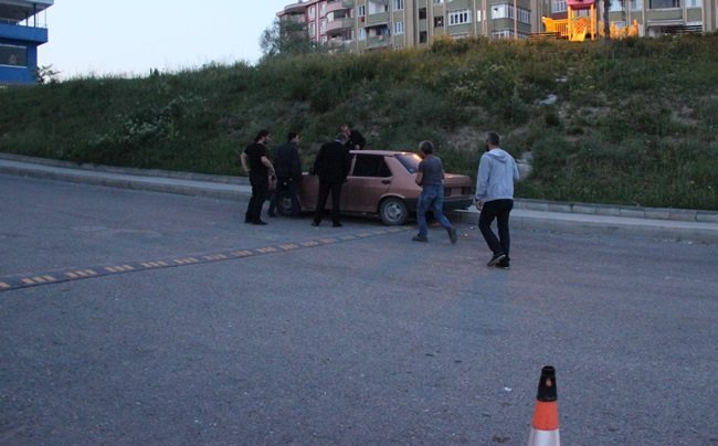 KARABÜK’TE EMNİYET MÜDÜRLÜĞÜ’NE 100 METRE UZAKLIKTA OLAN VE ÜNİVERSİTE ÖĞRENCİ YURTLARINA YAKIN BİR ALANDA, PLAKASIZ VE İÇERİSİNDE TÜPLER OLAN OTOMOBİL PANİĞE NEDEN OLDU. (YASİN ERDEM/KARABÜK-İHA)