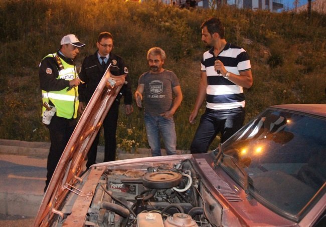 KARABÜK’TE EMNİYET MÜDÜRLÜĞÜ’NE 100 METRE UZAKLIKTA OLAN VE ÜNİVERSİTE ÖĞRENCİ YURTLARINA YAKIN BİR ALANDA, PLAKASIZ VE İÇERİSİNDE TÜPLER OLAN OTOMOBİL PANİĞE NEDEN OLDU. (YASİN ERDEM/KARABÜK-İHA)