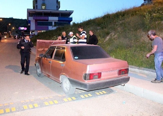 KARABÜK’TE EMNİYET MÜDÜRLÜĞÜ’NE 100 METRE UZAKLIKTA OLAN VE ÜNİVERSİTE ÖĞRENCİ YURTLARINA YAKIN BİR ALANDA, PLAKASIZ VE İÇERİSİNDE TÜPLER OLAN OTOMOBİL PANİĞE NEDEN OLDU. (YASİN ERDEM/KARABÜK-İHA)