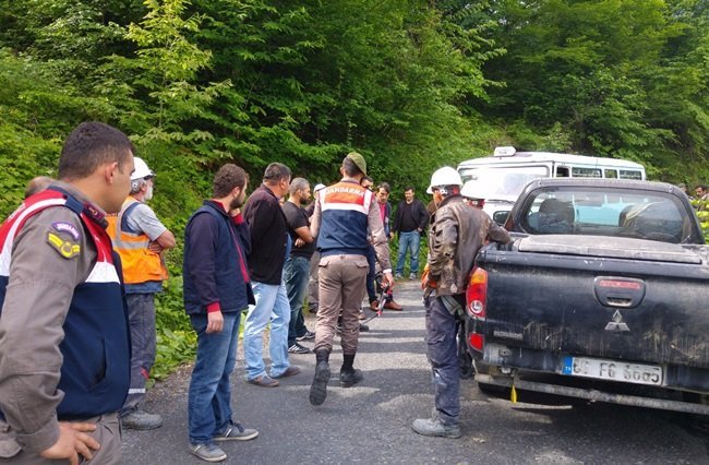 ZONGULDAK’IN EREĞLİ İLÇESİNDE ÖĞRENCİ TAŞIMACILIĞI YAPAN MİNİBÜS İLE KAMYONETİN ÇARPIŞMASI SONUCU MEYDANA GELEN KAZADA 11’İ ÖĞRENCİ 12 KİŞİ YARALANDI. YARALILAR AMBULANSLARLA İLÇEDEKİ HASTANELERE KALDIRILDI. (VEDAT KILIÇ/ZONGULDAK-İHA)