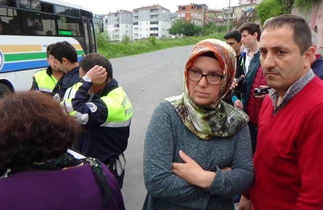 ZONGULDAK'IN EREĞLİ İLÇESİNDE OKULDAN ÇIKIP EVİNE GİDERKEN BİR KAMYONETİN ÇARPTIĞI LİSELİ ÖĞRENCİYİ AMBULANSIN GELMESİNİ BEKLERKEN ARKADAŞLARI TESELLİ ETMEYE ÇALIŞTI. (VEDAT KILIÇ/ZONGULDAK-İHA)