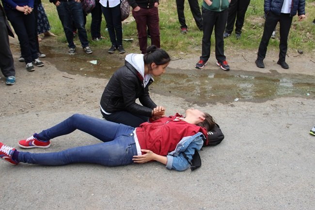ZONGULDAK'IN EREĞLİ İLÇESİNDE OKULDAN ÇIKIP EVİNE GİDERKEN BİR KAMYONETİN ÇARPTIĞI LİSELİ ÖĞRENCİYİ AMBULANSIN GELMESİNİ BEKLERKEN ARKADAŞLARI TESELLİ ETMEYE ÇALIŞTI. (VEDAT KILIÇ/ZONGULDAK-İHA)