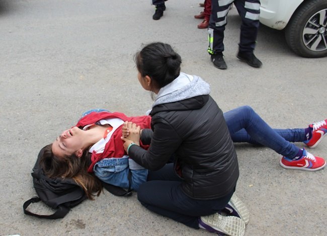 ZONGULDAK'IN EREĞLİ İLÇESİNDE OKULDAN ÇIKIP EVİNE GİDERKEN BİR KAMYONETİN ÇARPTIĞI LİSELİ ÖĞRENCİYİ AMBULANSIN GELMESİNİ BEKLERKEN ARKADAŞLARI TESELLİ ETMEYE ÇALIŞTI. (VEDAT KILIÇ/ZONGULDAK-İHA)
