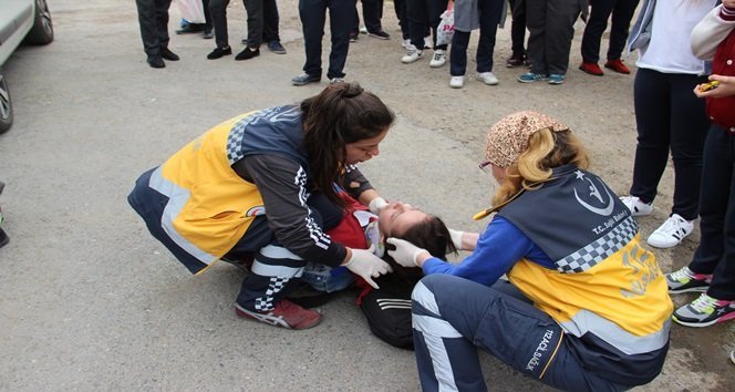 KAMYONETİN ÇARPTIĞI ÖĞRENCİYİ ARKADAŞLARI TESELLİ ETTİ