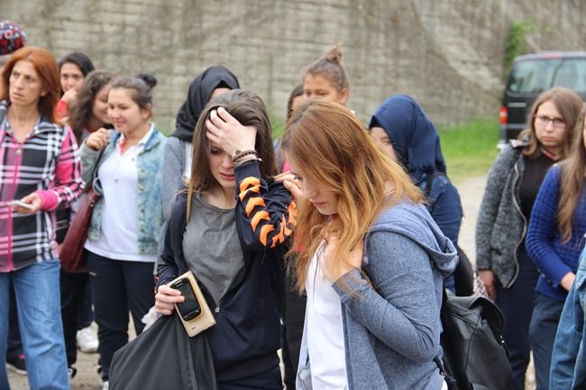 ZONGULDAK'IN EREĞLİ İLÇESİNDE OKULDAN ÇIKIP EVİNE GİDERKEN BİR KAMYONETİN ÇARPTIĞI LİSELİ ÖĞRENCİYİ AMBULANSIN GELMESİNİ BEKLERKEN ARKADAŞLARI TESELLİ ETMEYE ÇALIŞTI. (VEDAT KILIÇ/ZONGULDAK-İHA)