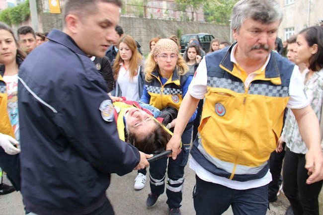 ZONGULDAK'IN EREĞLİ İLÇESİNDE OKULDAN ÇIKIP EVİNE GİDERKEN BİR KAMYONETİN ÇARPTIĞI LİSELİ ÖĞRENCİYİ AMBULANSIN GELMESİNİ BEKLERKEN ARKADAŞLARI TESELLİ ETMEYE ÇALIŞTI. (VEDAT KILIÇ/ZONGULDAK-İHA)